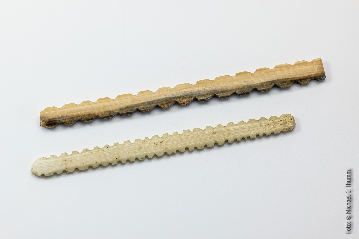 Ratsche, Kerbstaebe Mammutelfenbein - Replik von Trommer Archaeotechnik